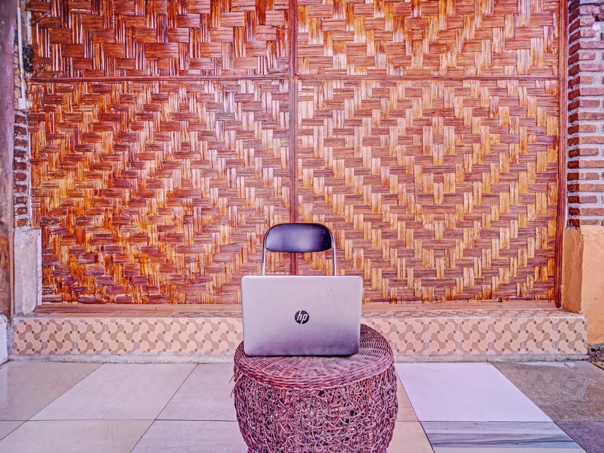 Oyo 90209 Dk Singarimbun Berastagi Homestay Exterior foto