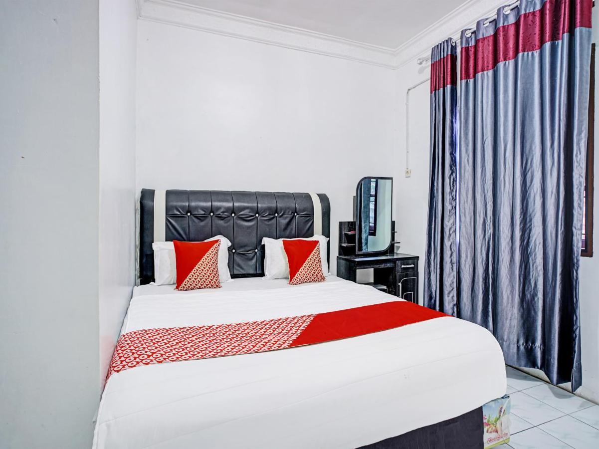 Oyo 90209 Dk Singarimbun Berastagi Homestay Exterior foto