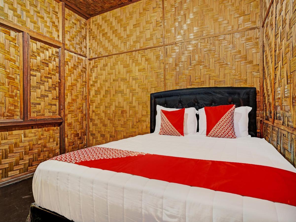 Oyo 90209 Dk Singarimbun Berastagi Homestay Exterior foto